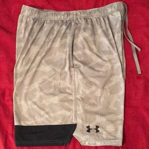 Under ARMOUR mens xlarge shorts